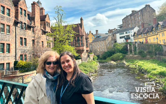 María Santana, guía oficial de turismo, con turista en Edimburgo durante tour privado