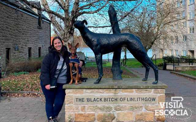 María Santana en Linlithgow con podenco orito rescatado, tours dog friendly en Escocia