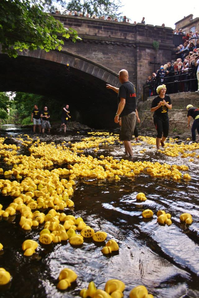 Carrera de patitos en el barrio de Stockbridge en Edimburgo