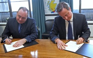 Alex Salmond y David Cameron firman acuerdo sobre referéndum