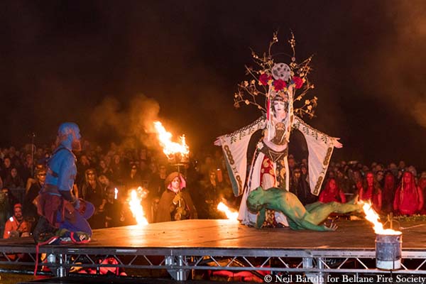 Renacimiento del hombre verde durante el festival del fuego en Edimburgo