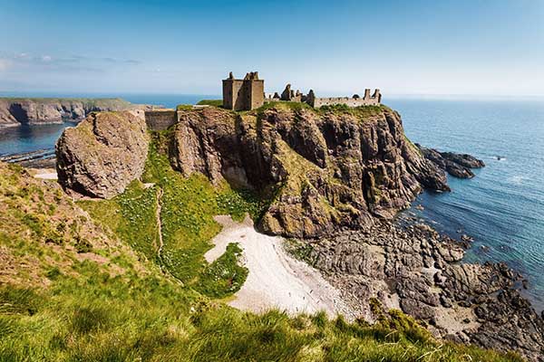 Castillo de Dunnottar en un acantadilado rodeado por el mar del Norte