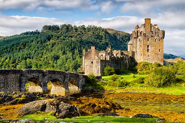 Castillo de Eilean Donan junto al Lago Alsh cerca de la isla de Skye en Escocia