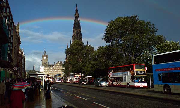 Calle Princes Street en Edimburgo con el hotel Balmoral al fondo