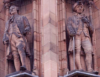 Estatuas de David Hume y Adam Smith en la fachada de la Galería Nacional de Retratos en Edimburgo