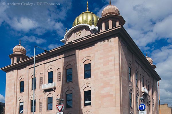 Edificio de piedra rojiza y cúpula dorada llamado Central Gurdwara en Glasgow, Escocia