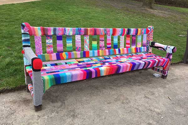 Banco decorado con ganchillo en el jardín botánico de Glasgow, Escocia