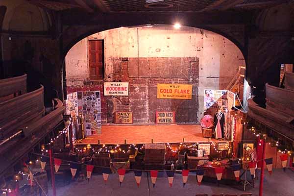 Interior de la sala de conciertos Britannia Panopticon en Glasgow, Escocia