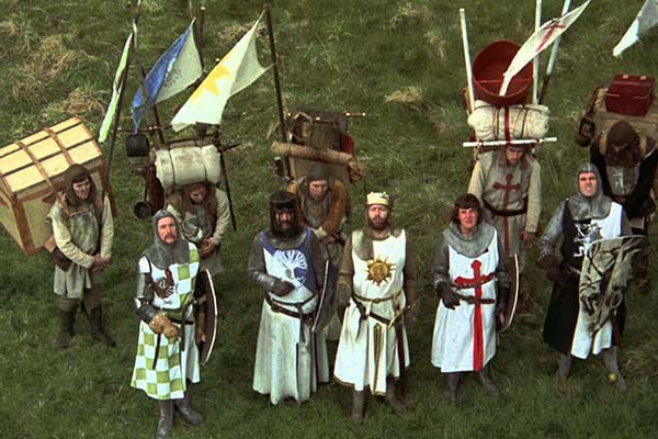 Caballeros mirando hacia arriba, escena de la película Los caballeros de la mesa cuadradra, grabada en Escocia