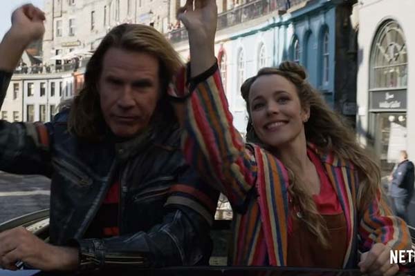 Will Farrell y Rachel McAdams en la calle Victoria en Edimburgo durante la película Eurovisión: la historia de Fire Saga