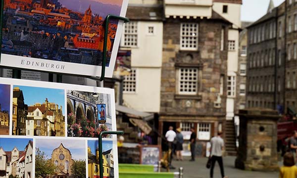 Postales de Edimburgo en la calle Royal Mile