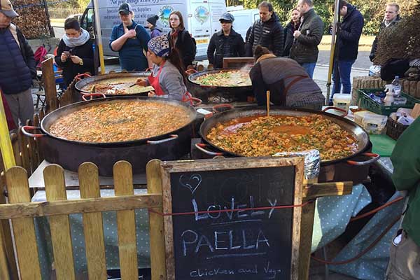 Paella en el mercadillo de Stockbridge en la ciudad de Edimburgo