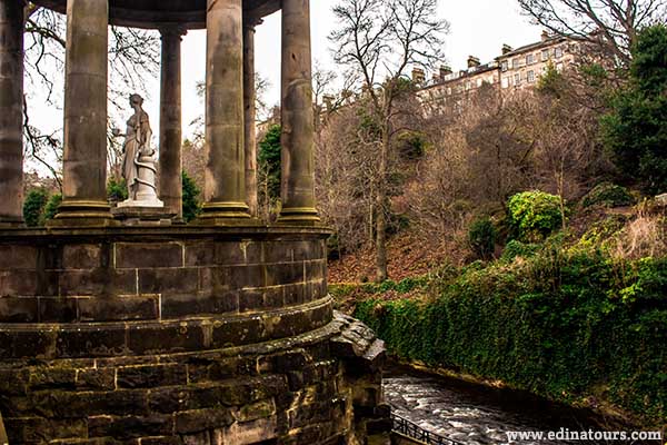 Pozo de San Bernardo con la estatua de Higía en Stockbridge, barrio de Edimburgo