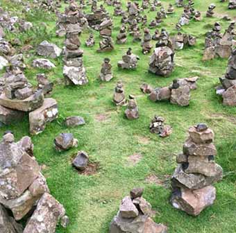 Zona natural en Escocia destrozada por el apilamiento de piedras