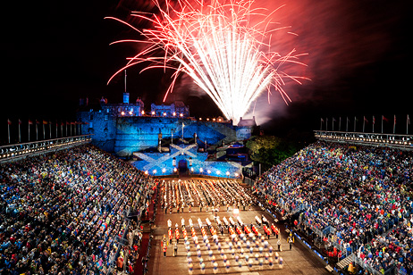 Fuegos artificiales al final del Royal Military Tattoo en Edimburgo