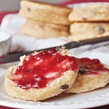 Scone con mantequilla y mermelada, bollo típico en Reino Unido