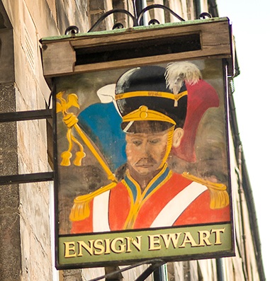 Cartel del pub Ensign Ewart en Edimburgo, representando al soldado del mismo nombre