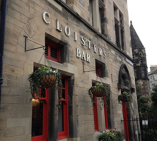 Entrada del pub Cloister Bar en Edimburgo