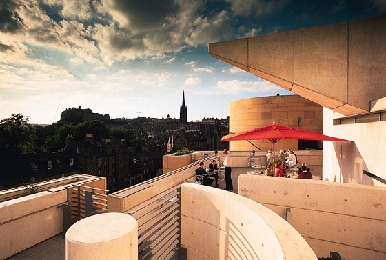 Vistas al castillo de Edimburgo desde el restaurante Tower en el Museo Nacional