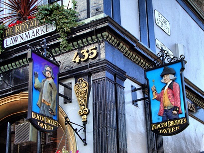 Exterior del pub Deacon Brodies en la Royal Mile de Edimburgo