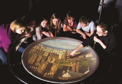 Niños pasándolo bien en la Camera Obscura de Edimburgo