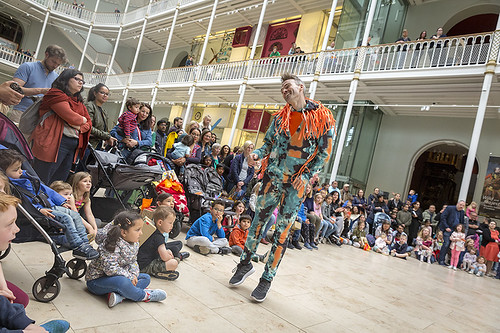 Actuación en el museo nacional de Escocia durante el festival internacional para niños