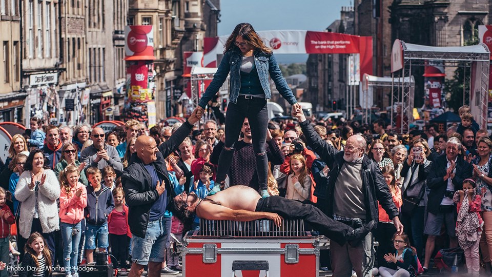 Actuación del festival Fringe en la Royal Mile de Edimburgo