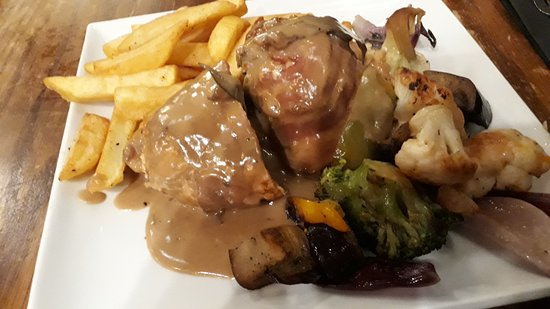 Pollo con haggis en un pub de Edimburgo