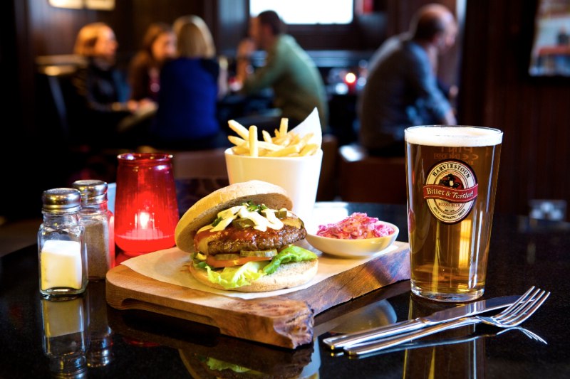 Hamburguesa y pinta de cerveza en el pub The Holyrood 9A en Edimburgo