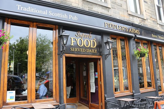 Entrada del pub tradicional escocés The Fiddler's Arms en Grassmarket, Edimburgo