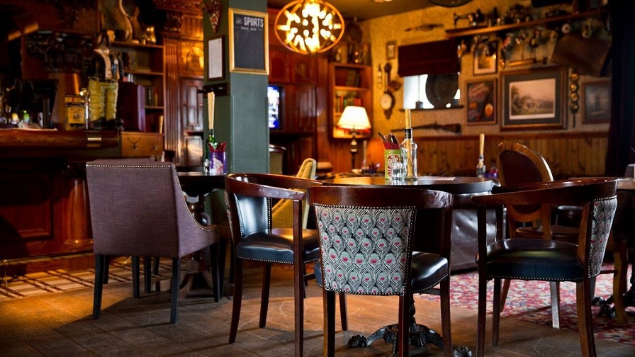 Tradicional interior del pub The Golf Tavern en Edimburgo