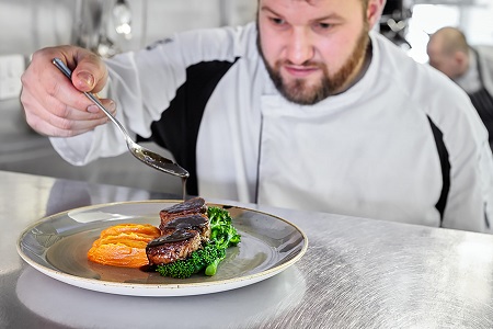 Chef del bar The Ox cocinando para comer con niños en Edimburgo