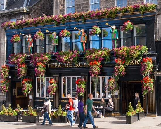 Curioso y decorado exterior del pub Theatre Royal en Edimburgo para comer con niños